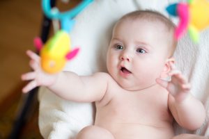 ענבלתנועה | ענבל וויטיץ, ליווי התפתחותי: מסבירה למה חשוב להחזיק תינוק על היידים